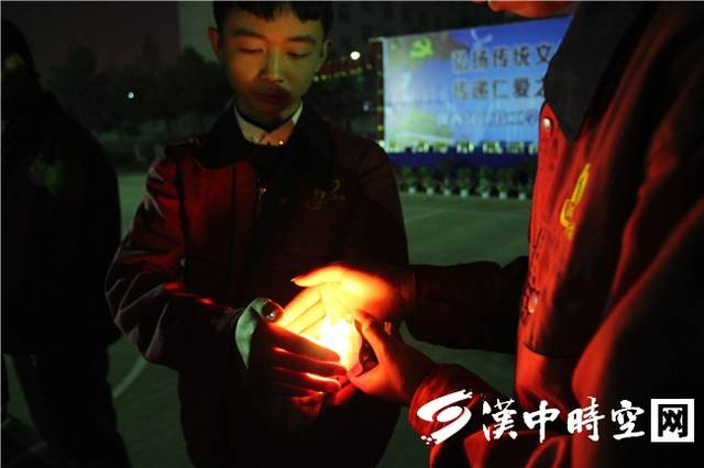陕西汉江技工学校举行大型手语表演暨传灯晚会