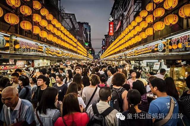 这些灯光,是熙熙攘攘的夜市.