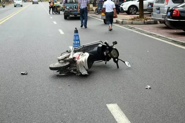 今天安溪龙门发生严重交通事故,一位妈妈和两个孩子