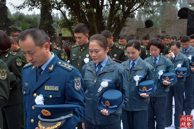 "余旭的同期战友,第八批女飞行员张博说,"十一年来,她走到这一步是