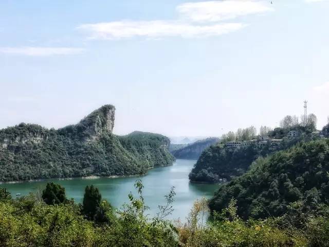 镇山村三面环山一面环水,平静的天鹅湖尤其美