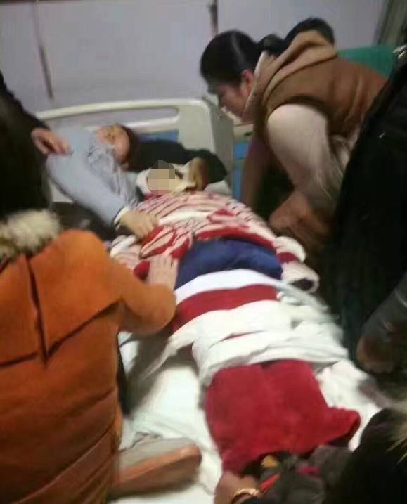 一10岁女童在兴化人民医院经抢救无效死亡!妈妈一直抱