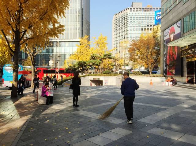 首尔街头看热闹,男人扫街 女人扫货