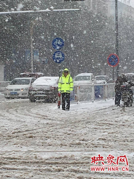 大雪中坚守岗位的信阳交警