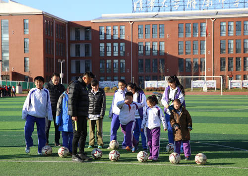 清华附中永丰学校举行足球明星进校园活动