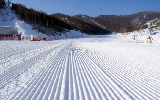 60公里,从承德市区到滑雪度假区仅需一个小时车程 赤峰美林谷滑雪场