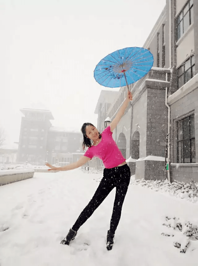 洛阳师范学院美女下雪天穿短袖让人佩服