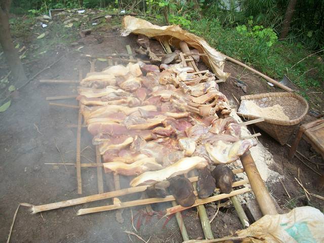 老家农村自制的烟熏腊肉腊肠,看得我都流口水啦!