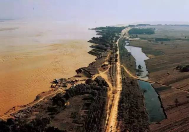 中国最高的地上悬河 黄河下游河床宽坦,水流缓慢,泥沙大量淤积,河床