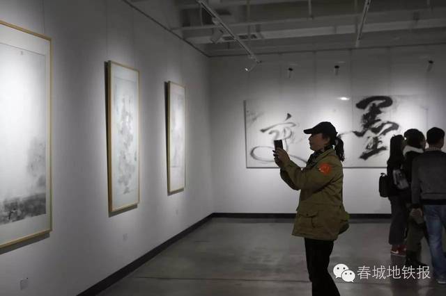 胡亚雄担任策展人,参展人包括:平面设计大师靳埭强,水墨艺术家靳宝霖