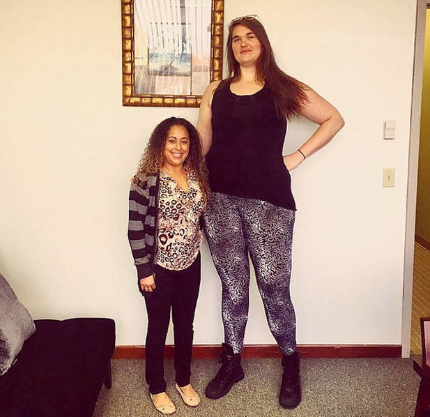 当代超高女人 身高超2米遭当地人歧视