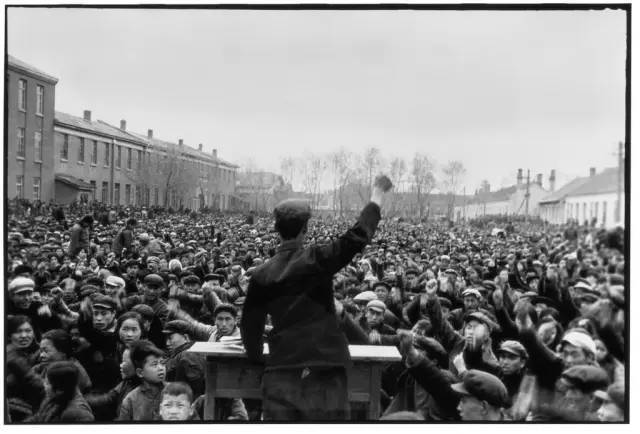 1965年5月,一名农民在"打倒敌人"的游行中带领人群高喊口号