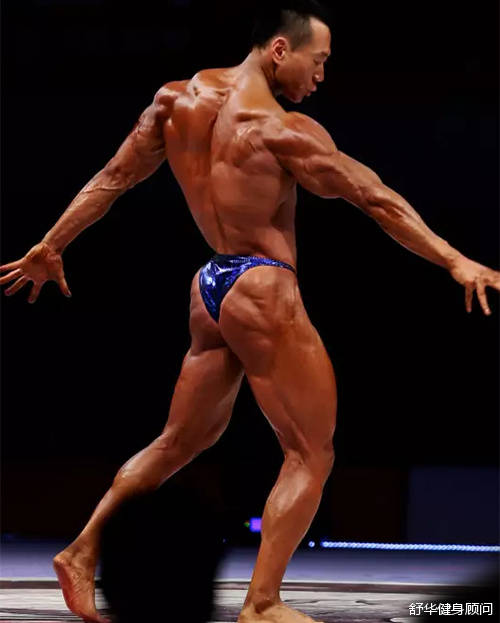 去年王华参加我们全国健美健身冠军总决赛时 那结实的肌肉,凹凸有致的