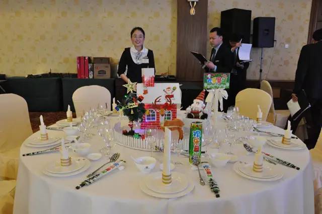中餐宴会摆台是评价一个酒店质量的重要标准,不但要求餐具摆放整齐,更