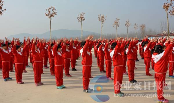 纪念红军长征胜利80周年费县青少年书画展开幕