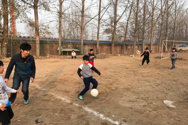 一所不到三百人的农村小学,校园足球在这里火热朝天