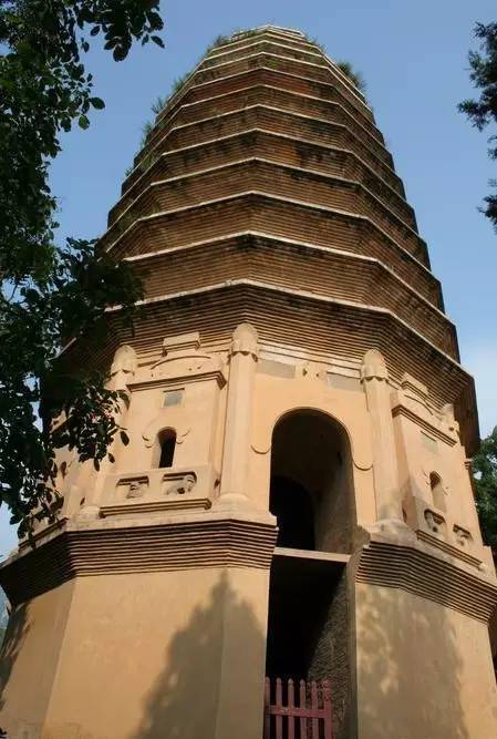 嵩岳寺塔,在登封县城西北6公里太室山南麓嵩岳寺内.