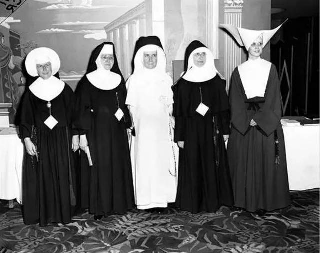 todd和神学家veronica bennett,一起对40个天主教体系下的修女的裙装