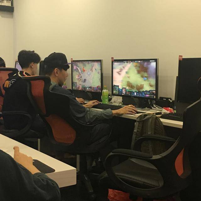 林俊杰深夜网吧dota2开黑 网友:果然是网瘾少年