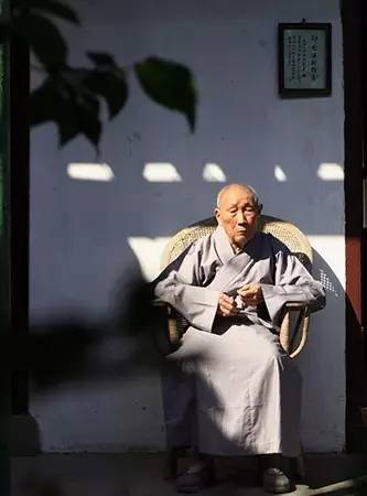 长老弱冠披缁,毕生奉道,持戒精严,承印祖遗训,驻锡灵岩山寺,增辉法苑