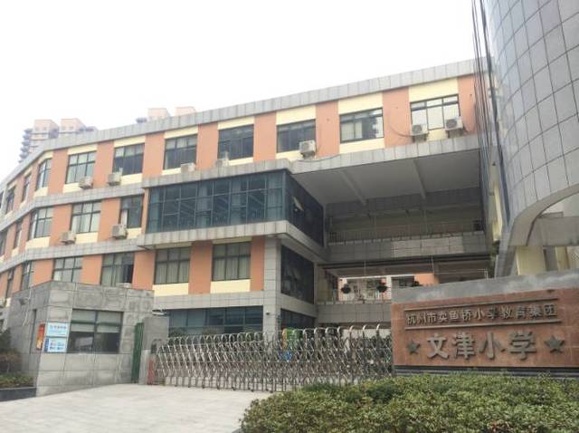 小区旁边就是中粮大悦城,还有卖鱼桥小学分校文津小学.