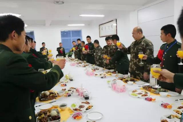 朱应召:武警固原市支队欢送退伍老兵光荣返乡