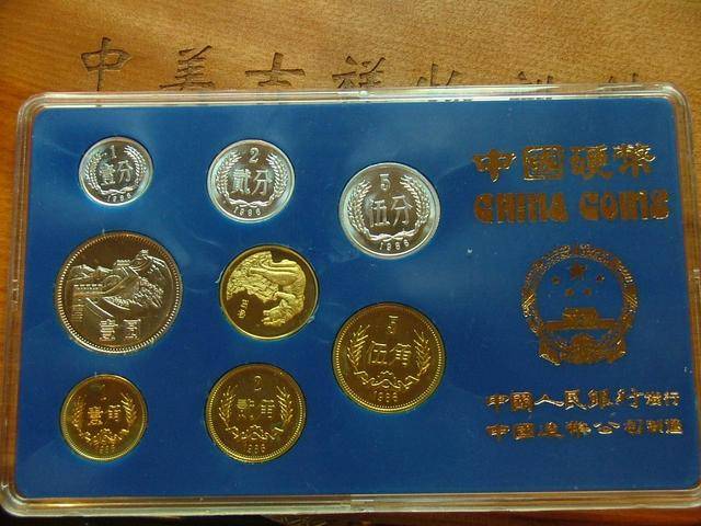 1986年长城套币为精制币,发行量才660套,当时是作为赠送外宾的礼品