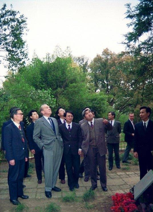 1982年9月10日,时隔10年,美国前总统尼克松应邀再次访华,还特地到杭州