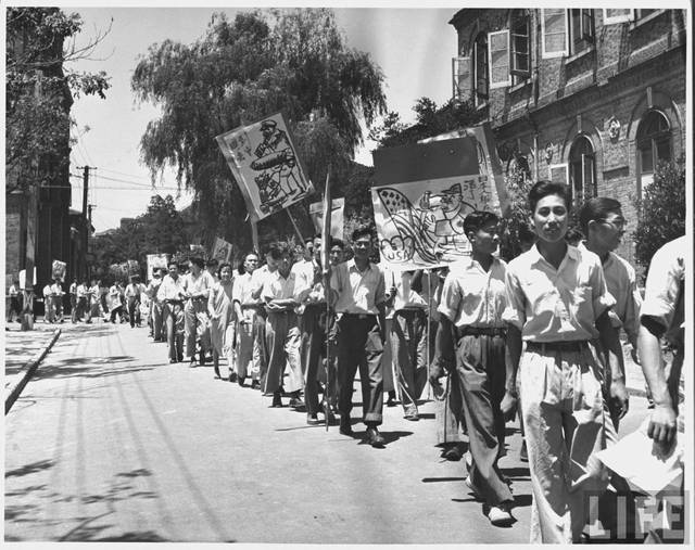 1948年,内战正酣之时,上海的大学生发起了一场爱国学生运动,大学生们