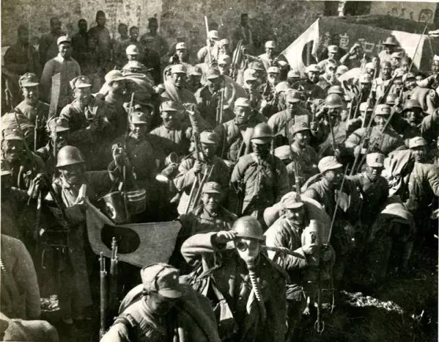 八路军平型关大捷后胜利归来.山西,1937年.