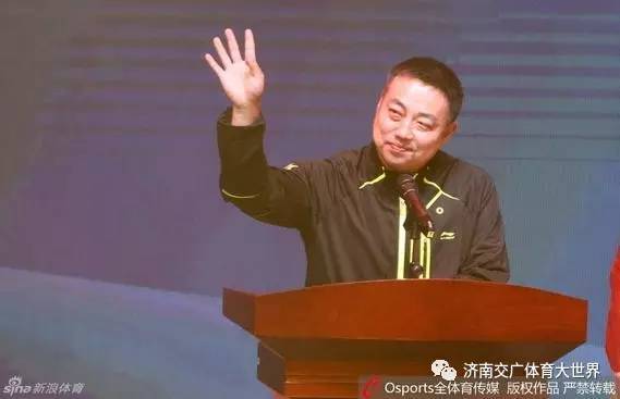 刘国梁荣膺国际乒联最佳教练 呆萌英文致谢