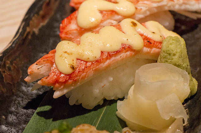 赤炎帝王蟹脚捏寿司,蟹脚甜得入口生津,配上芝士的浓郁和寿司米的