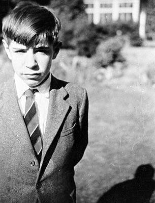 先来一张小时候的照片: 1962年霍金 在 牛津大学毕业