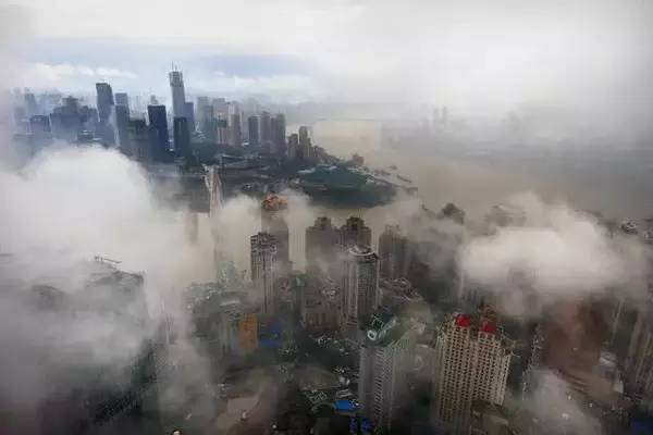 重庆的山地地形和多水环             重庆秋冬季节大约80%的雾都是