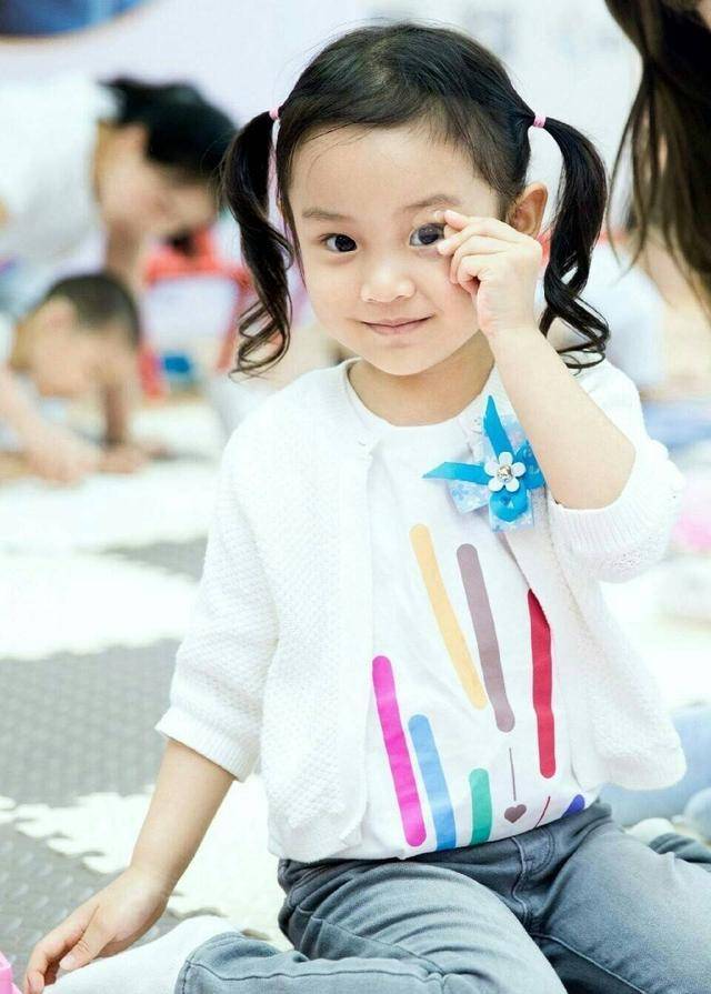 小妮子t恤怎么搭_小妮子