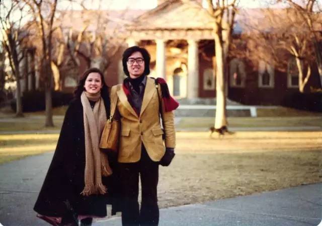 赖声川和妻子丁乃竺在美国留学期间,那会儿他已经开始留起了标志性的