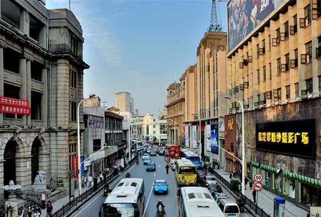 在大智路,广埠屯买手机 在武汉天地,花园道吃喝小坐 在南京路拍写真