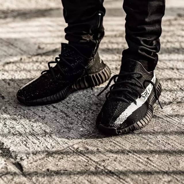 选择在明天发售一款黑魂装扮的 yeezy boost 350 v2 黑白配色