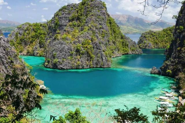 巴拉望岛,原始多样的南岛风情 巴拉望是菲律宾西南部一个狭长的海岛