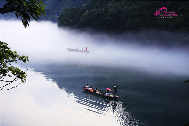 雾锁小东江,烟波江上使人愁