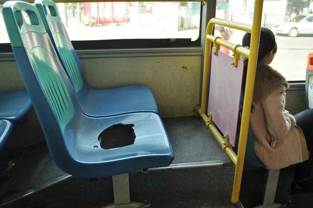 公交车座椅破烂不堪.