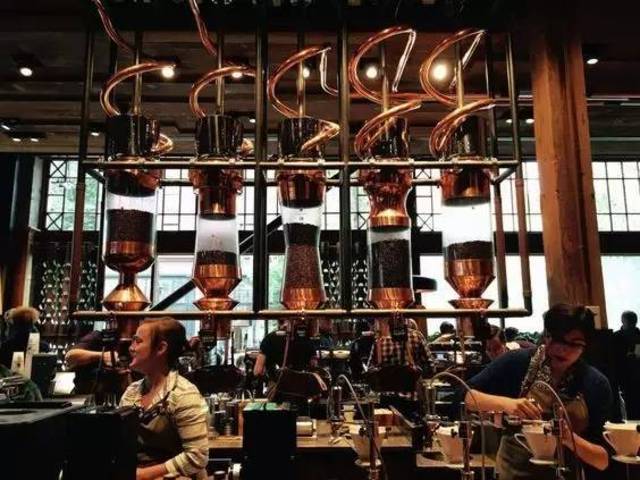 starbucks reserve  roastery and tasting room 把工厂搬进了店铺 它