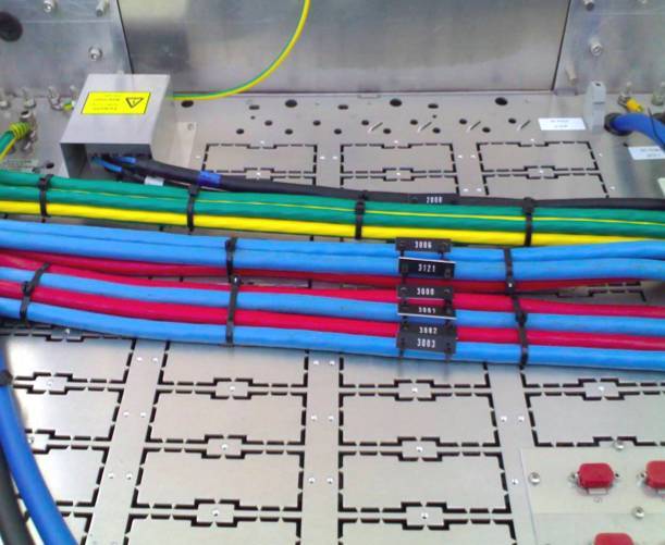 电缆走线应将直流线,交流线与信号线分开排放,至少在100mm以上;交流