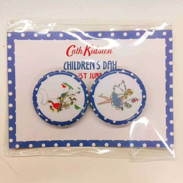 获得cath kidston的童趣徽章一对.