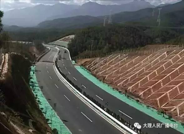 据了解,上鹤高速公路项目全线采用双向四车道高速公路标准,路段涉及