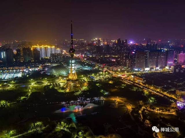 摄影:聂鸿宇 文华公园,佛山电视塔的夜景,流光溢彩,如梦如幻.