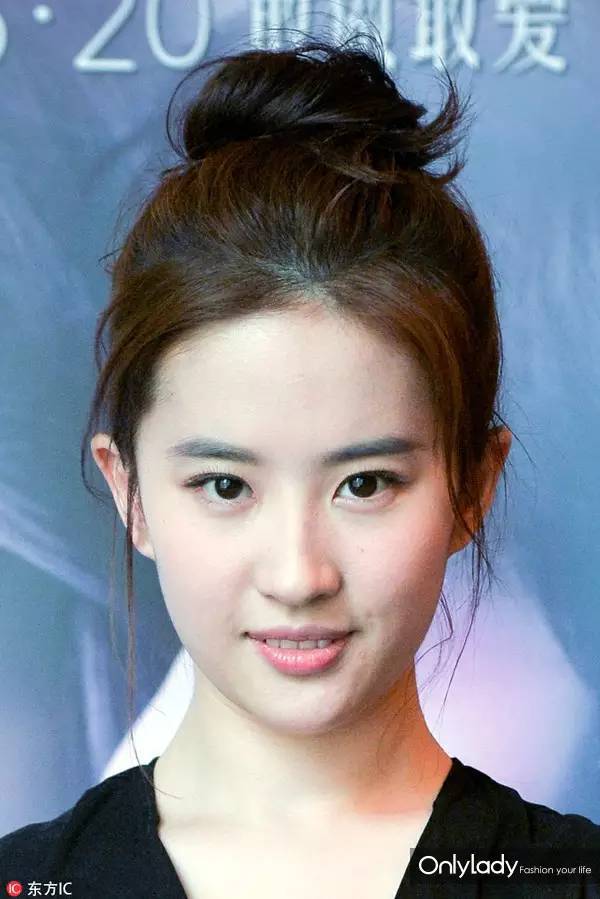 刘亦菲 "神仙姐姐"刘亦菲完美的脸型非常适合冲天丸子头,让她的