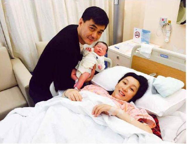 7月10日,秦海璐与王新军在微博晒出结婚证书,宣布正式成为夫妻.