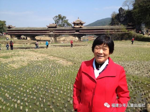 何英,福建省上杭县人,中国作家协会会员,中国音乐文学学会会员.