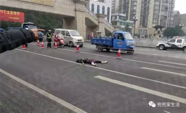 昨天宜宾发生车祸,一妇女被大罐车碾压当场死亡,现场惨烈!